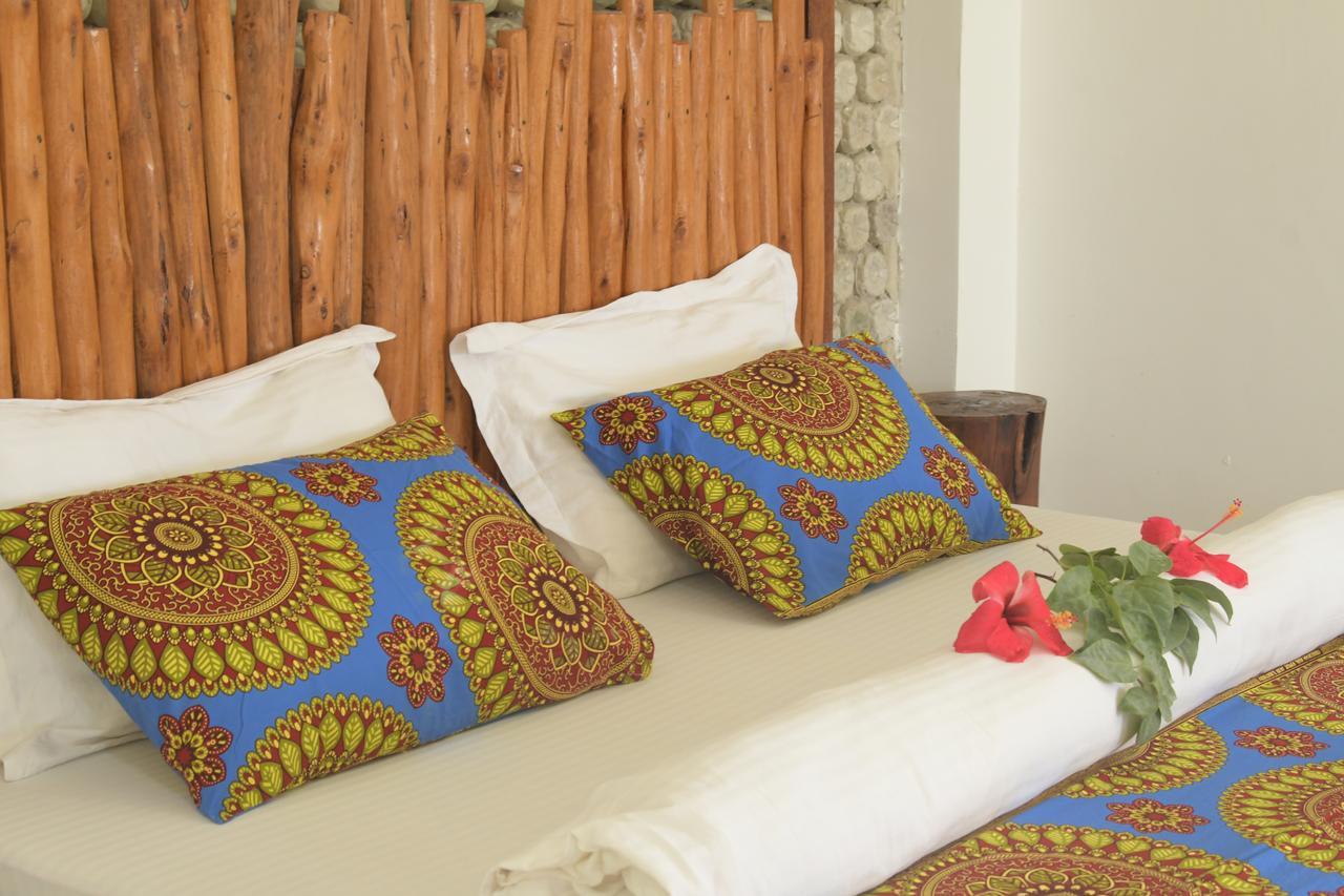 Bed and Breakfast Habibis Bottle House Нунгви Экстерьер фото